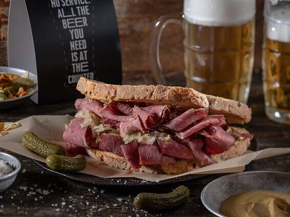 כריך בלאגר אנד אייל // צילום: אנטולי מיכאלו